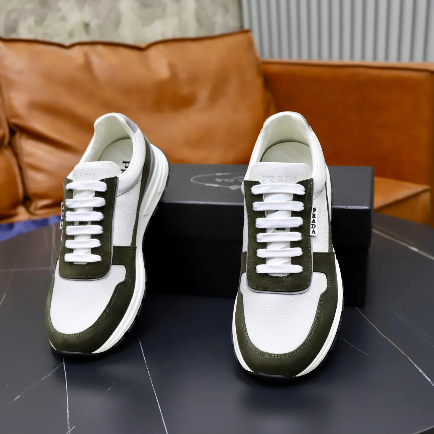 Factory price: 740💰Top original order Brand: PRADA (Prada) Standard code: Men's size 38/44 (45 can be customized) Grade: Same as the official website Material: Original cowhide stitching imported cowhide lining Original combination two-color wear-resistant soft outsole Style category: Leisure and sports version Young fashion European and American trend British style Color: Real picture color